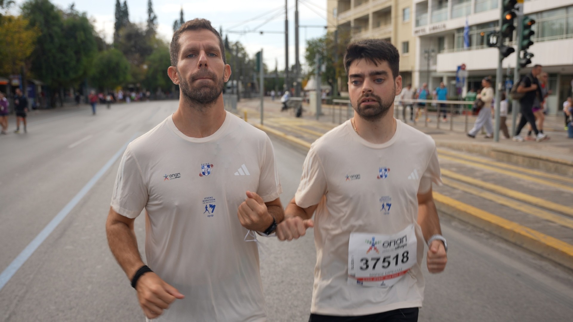 Το πιο δυνατό μήνυμα του Αυθεντικού Μαραθωνίου από τον Μάριο Σαρέλλα – Ο δρομέας με πρόβλημα όρασης που ξεχώρισε στην εφετινή διοργάνωση (vid.)