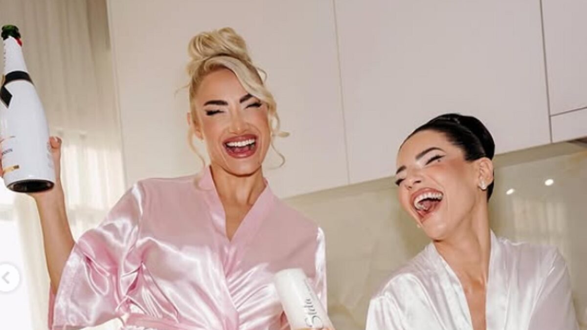 Ιωάννα Τούνη για τον γάμο της Στέλλας Πάσσαρη: «Κρατάω αυτή τη μέρα μέσα μου σαν κάτι ιερό» Ιωάννα Τούνη για τον γάμο της Στέλλας Πάσσαρη: «Κρατάω αυτή τη μέρα μέσα μου σαν κάτι ιερό»