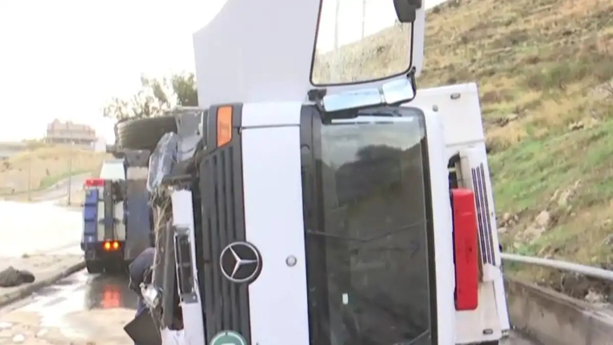 Κερατσίνι: Μια γυναίκα νεκρή μετά την ανατροπή μικρού φορτηγού