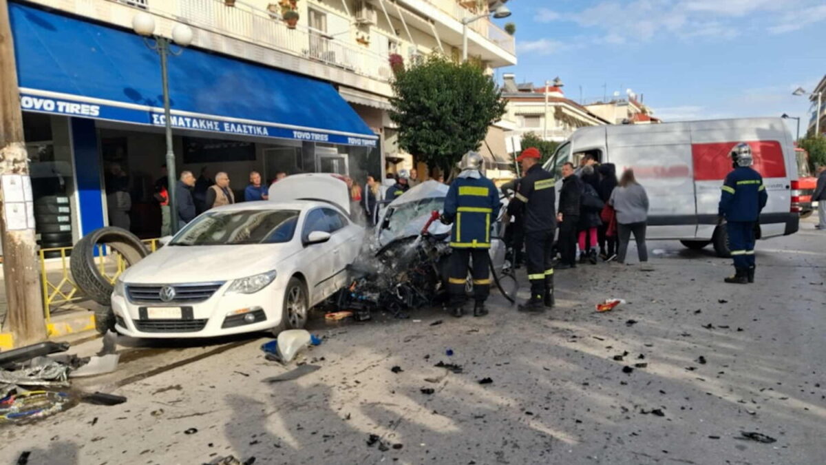 Σοβαρό τροχαίο στην Πτολεμαΐδα: ΙΧ συγκρούστηκε με βαν και παρκαρισμένα αυτοκίνητα – Δύο τραυματίες