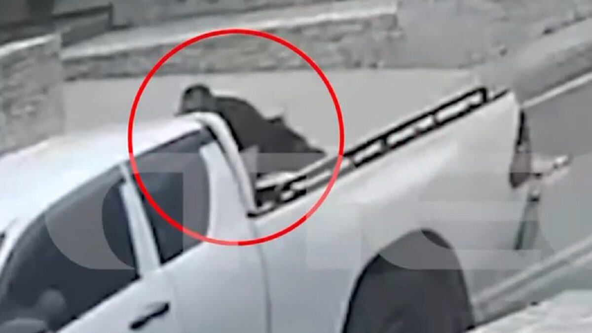 Βορίζια: Φανούρης Καργάκης μεταφέρεται στην καρότσα αγροτικού μετά τους πυροβολισμούς Βορίζια: Φανούρης Καργάκης μεταφέρεται στην καρότσα αγροτικού μετά τους πυροβολισμούς