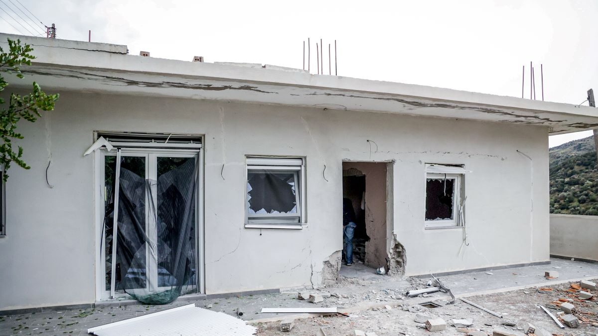 Τραγωδία στα Βορίζια: Ένα προξενιό που μετατράπηκε σε αιματηρή έκρηξη – Οι αρχές αναζητούν τα αίτια πίσω από τη βόμβα Τραγωδία στα Βορίζια: Ένα προξενιό που μετατράπηκε σε αιματηρή έκρηξη – Οι αρχές αναζητούν τα αίτια πίσω από τη βόμβα