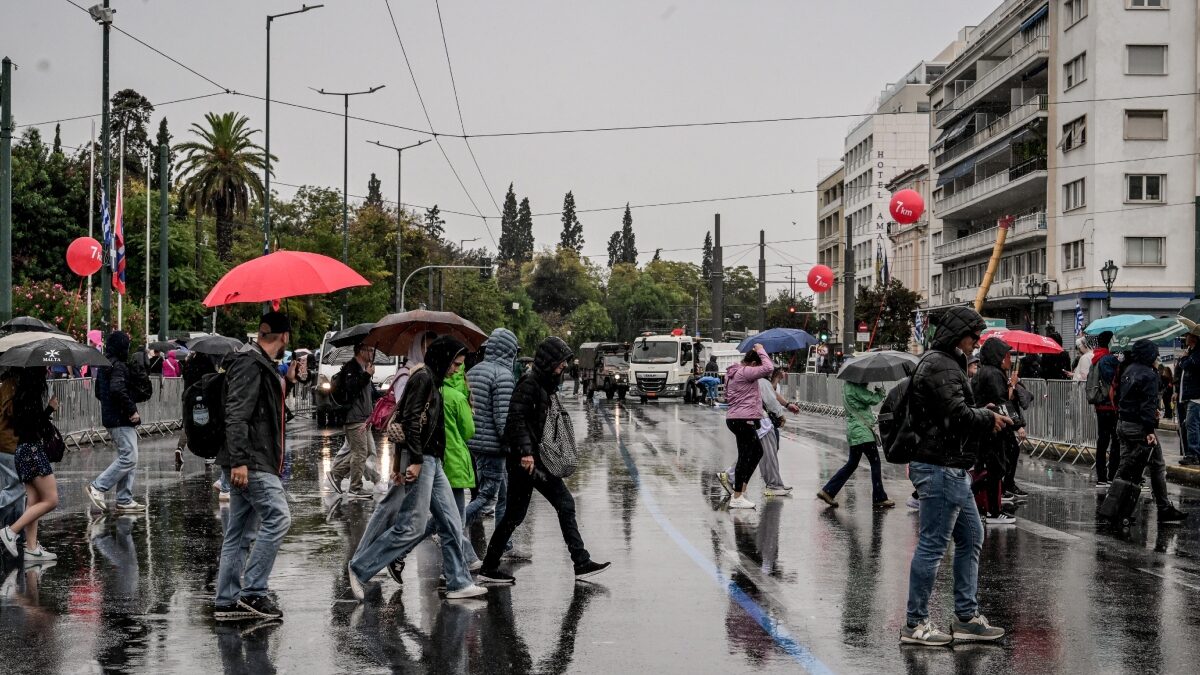 Επιστρέφει ο χειμώνας: Καταιγίδες στα δυτικά και πτώση της θερμοκρασίας σε όλη τη χώρα