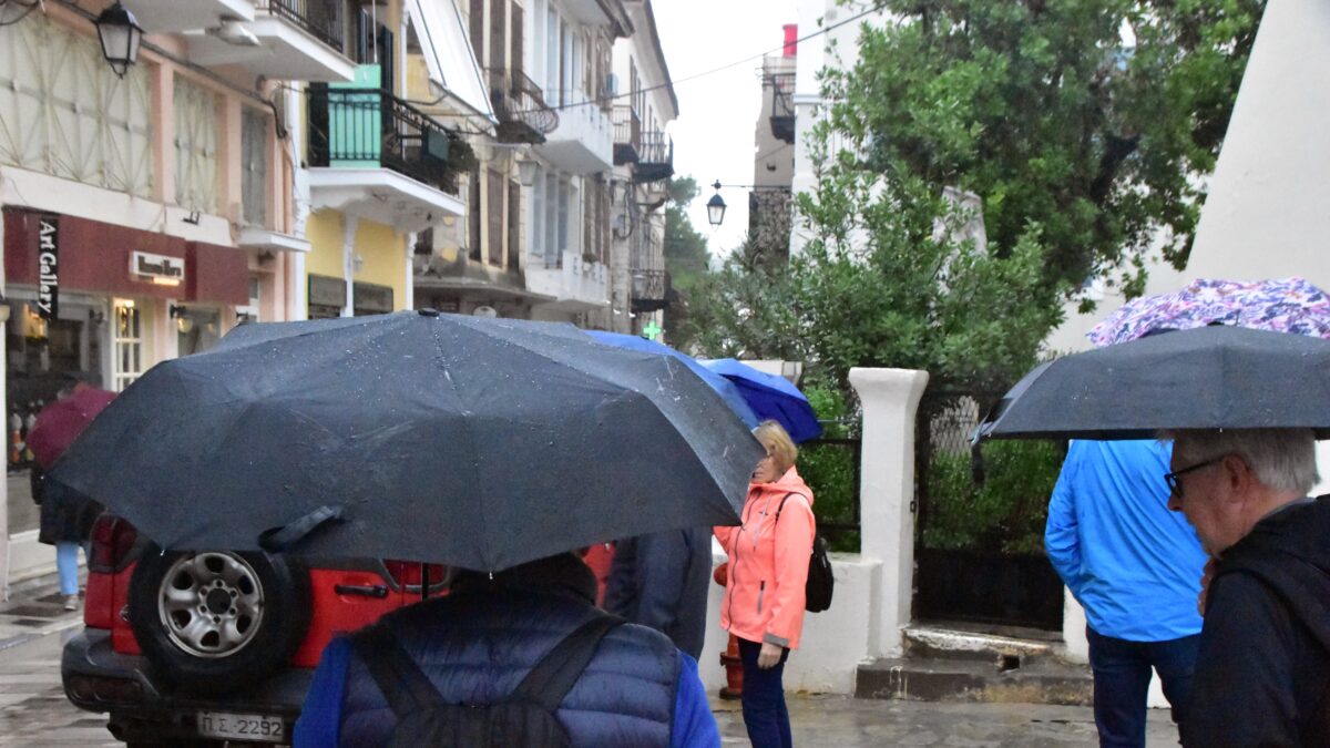 Καιρός Τρίτης: Ισχυρές βροχές και καταιγίδες – Οι 7 περιοχές στο «μάτι» της κακοκαιρίας