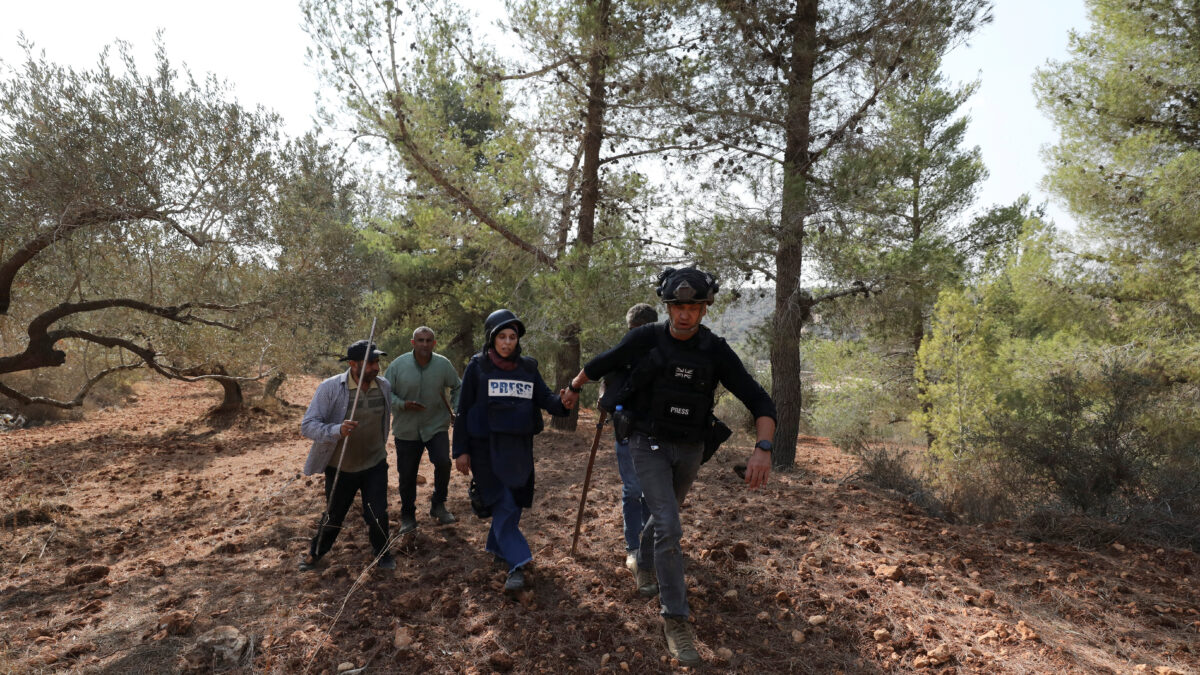 Βία στη Δυτική Όχθη: Επιθέσεις Ισραηλινών εποίκων κατά Παλαιστινίων και δημοσιογράφων κατά τη συγκομιδή ελιών Βία στη Δυτική Όχθη: Επιθέσεις Ισραηλινών εποίκων κατά Παλαιστινίων και δημοσιογράφων κατά τη συγκομιδή ελιών