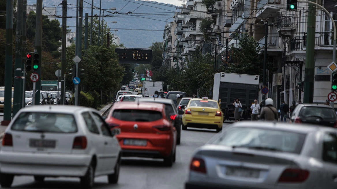 Σημαντικά μποτιλιάρισματα στους δρόμους της Αθήνας – Καθυστερήσεις και στην Αττική Οδό