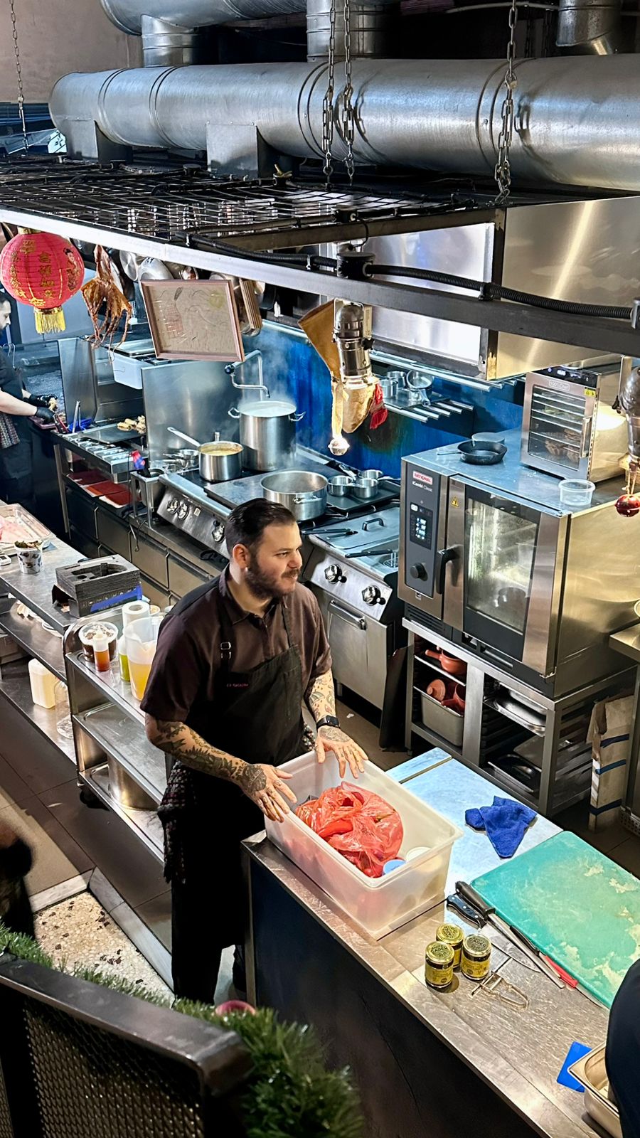 Άνταμ Κοντοβάς: «Ένας από τους ανθρώπους που άλλαξαν για πάντα τον τρόπο που σκέφτομαι τη μαγειρική είναι ο σεφ μου στην Ιρλανδία, Charlie Byrne.»- της Μαρίας Αφράτη