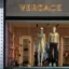 Versace: Ο καλλιτεχνικός διευθυντής Ντάριο Βιτάλε αποχωρεί μετά την εξαγορά από την Prada