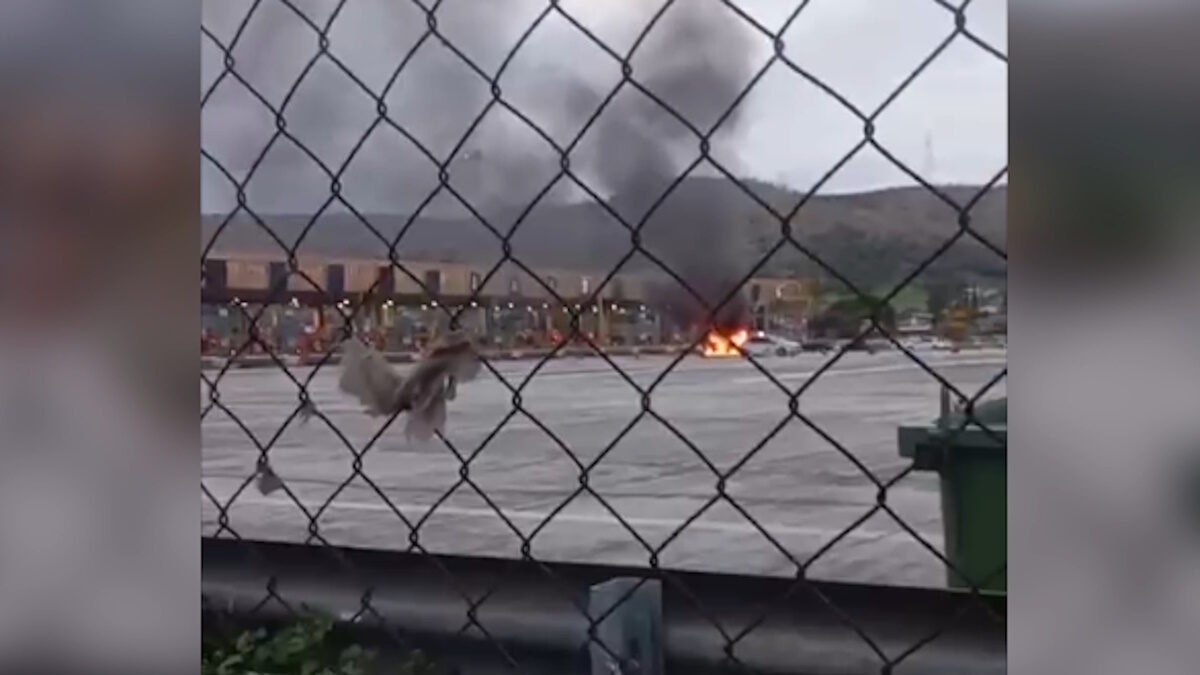 Συναγερμός στην Αθηνών – Κορίνθου: Αυτοκίνητο παραδόθηκε στις φλόγες στα διόδια Καλαμακίου