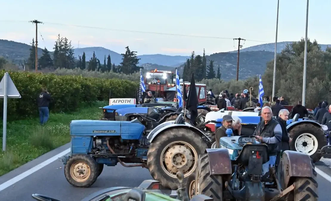 Κλιμακώνουν τις κινητοποιήσεις οι αγρότες: Ενίσχυση μπλόκων και ελεύθερη διέλευση από τα διόδια