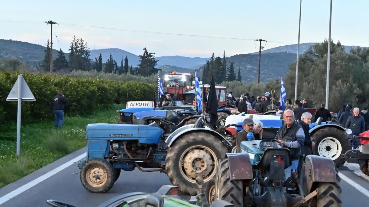 Κλιμακώνουν τις κινητοποιήσεις οι αγρότες: Ενίσχυση μπλόκων και ελεύθερη διέλευση από τα διόδια
