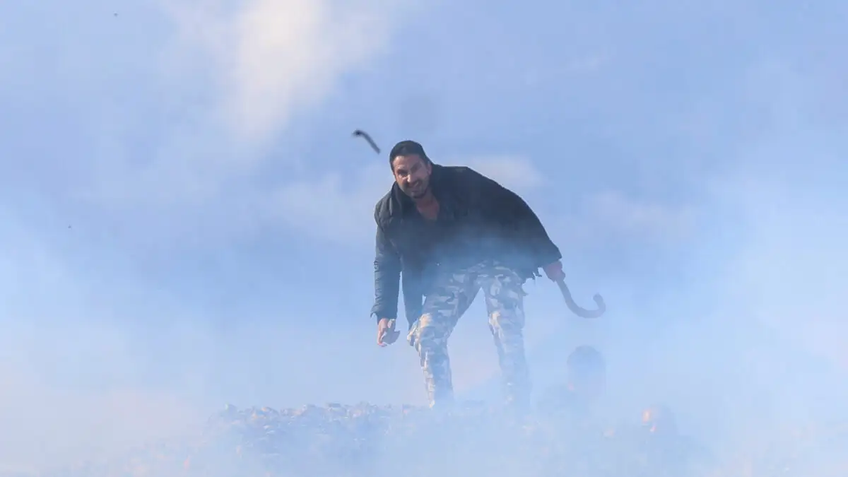 Ένταση στα αγροτικά μπλόκα της Κρήτης: Σφοδρές συγκρούσεις με τα ΜΑΤ και προσωρινό κλείσιμο του αεροδρομίου Ηρακλείου