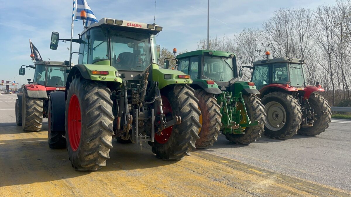 Μπλόκα αγροτών σε κομβικά σημεία της χώρας – Σοβαρά προβλήματα στην κυκλοφορία