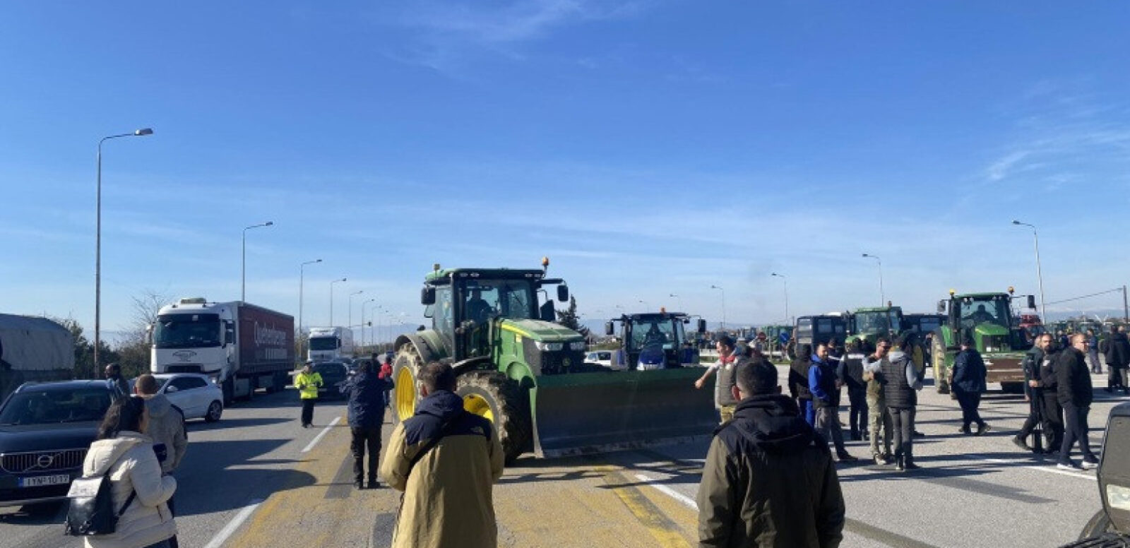 Μπλόκα και διαμαρτυρίες στη Λάρισα: Αγρότες και κτηνοτρόφοι αντιδρούν στην ακρίβεια- Δείτε το video