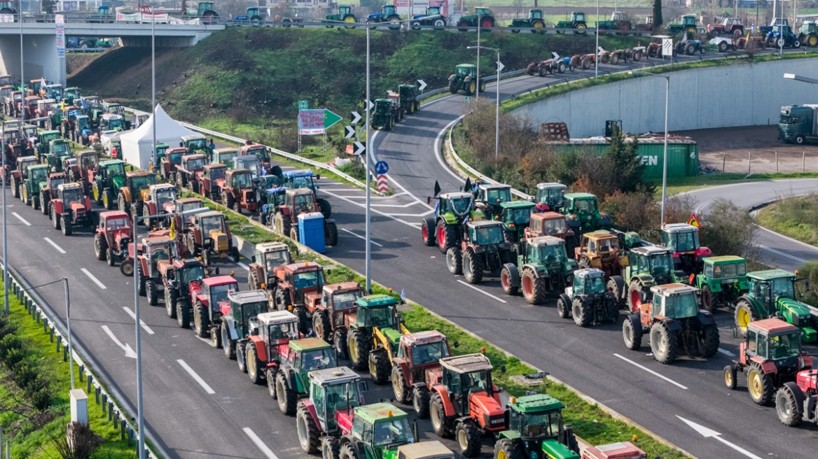 Στον δρόμο για τις γιορτές μετ’ εμποδίων: Μπλόκα, βροχή και καθυστερήσεις στη μεγάλη έξοδο