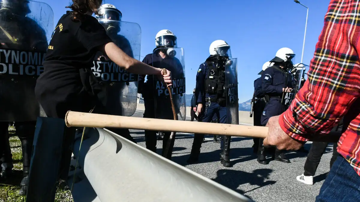 Αστυνομικός φραγμός σε αγρότες στην Πάτρα – Αποχώρησαν τα τρακτέρ από το λιμάνι του Βόλου