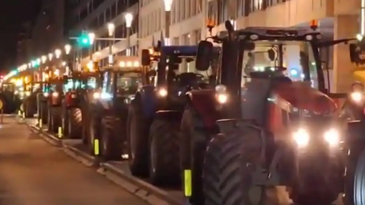 Βρυξέλλες: Αγρότες απέκλεισαν λεωφόρο έξω από την Κομισιόν – Ενισχύεται το μπλόκο με πάνω από 1.000 τρακτέρ