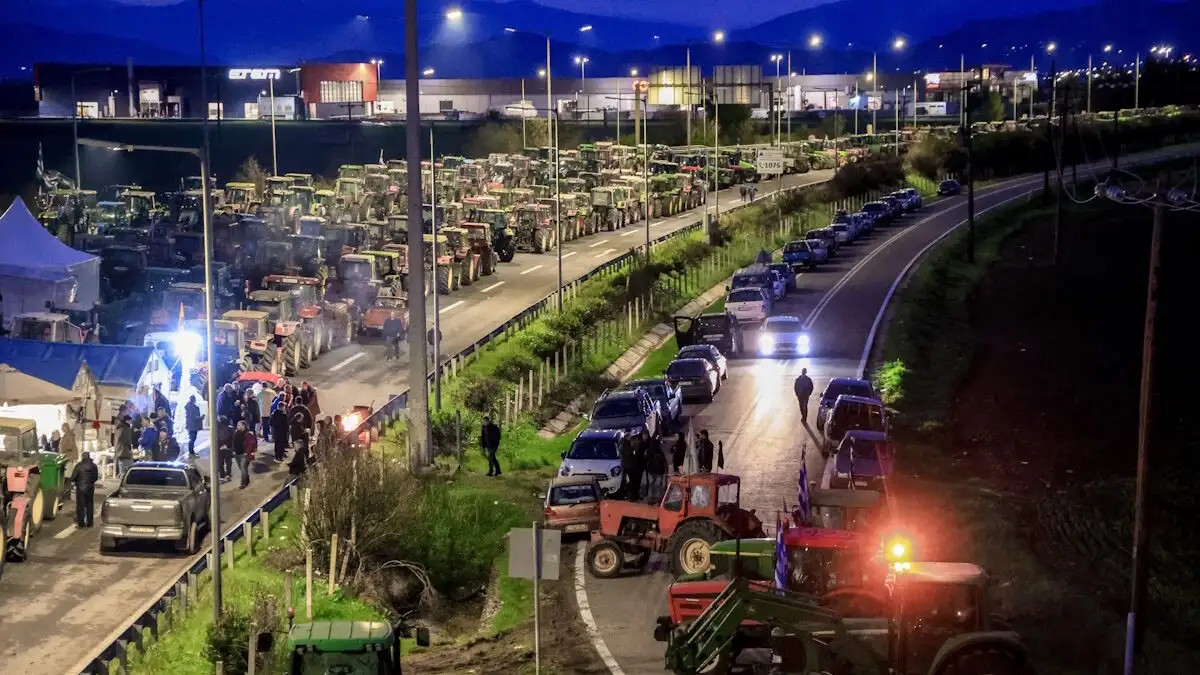 Κλιμακώνουν τις κινητοποιήσεις οι αγρότες – Εκτεταμένα μπλόκα και κλειστοί δρόμοι σε όλη τη χώρα