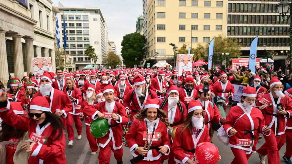 Athens Santa Run 2025: Η Αθήνα γέμισε κόκκινα χαμόγελα από μικρούς και μεγάλους Αϊ Βασίληδες
