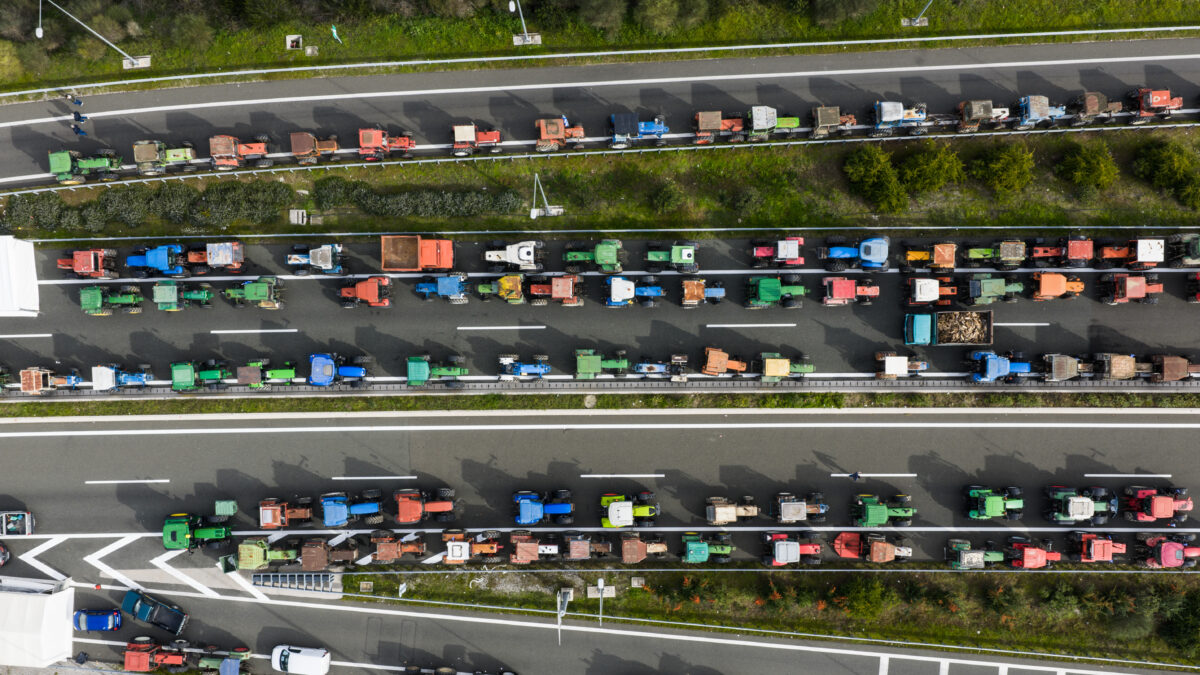 Κλιμακώνονται τα αγροτικά μπλόκα – Κλείνει και το τελωνείο του Προμαχώνα