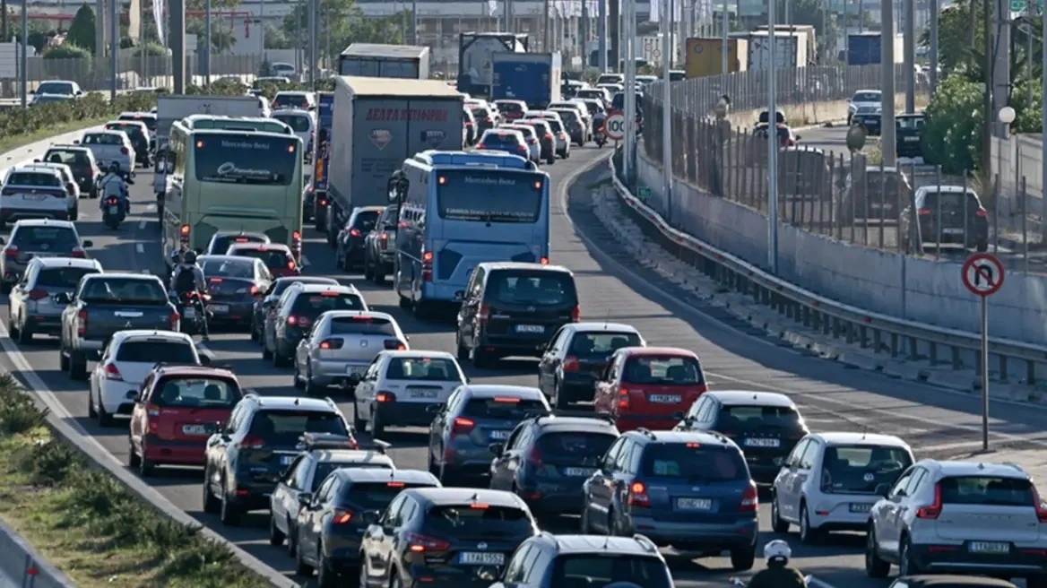 Κυκλοφοριακό χάος 1/12: Μποτιλιάρισμα σε Κηφισό, Αττική Οδό και προβλήματα στο λιμάνι του Πειραιά