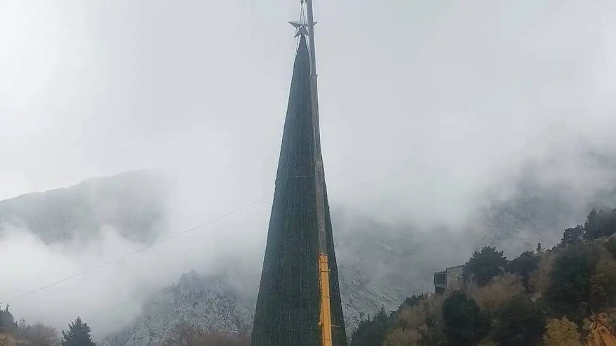 Χανιά: Εντυπωσιακή φωταγώγηση για το μεγαλύτερο χριστουγεννιάτικο δέντρο της Ευρώπης έξω από το φαράγγι της Σαμαριάς