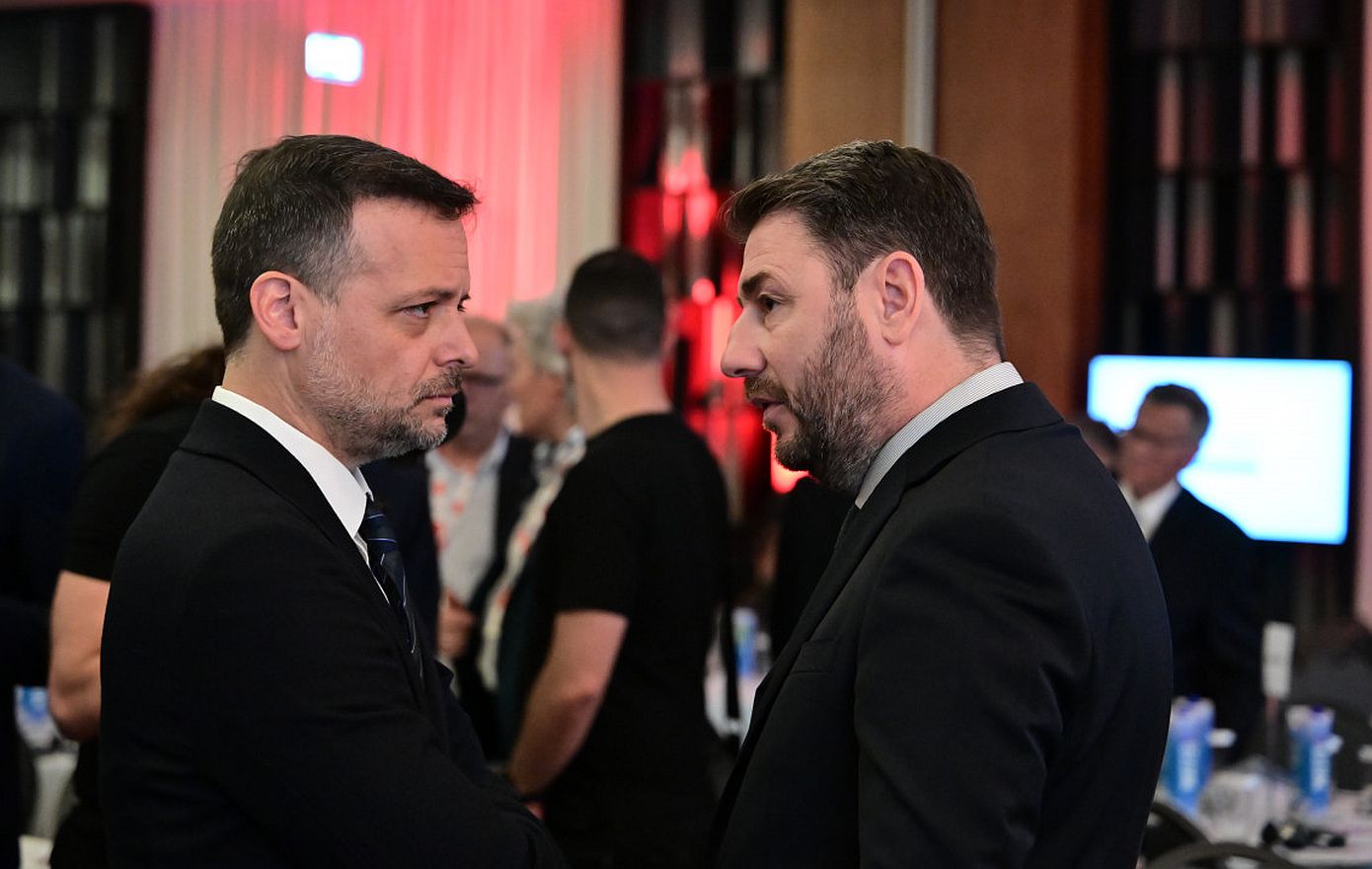 Ο Ανδρουλάκης μοιράζει την τράπουλα και ο Δούκας ρίχνει μπαλαντερ – του Σωτήρη Μπολάκη