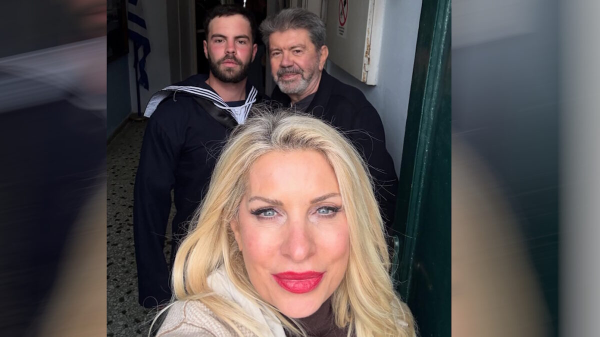 Ελένη Μενεγάκη με την οικογένεια Λάτσιου στην ορκωμοσία του Άγγελου στο Ναυτικό