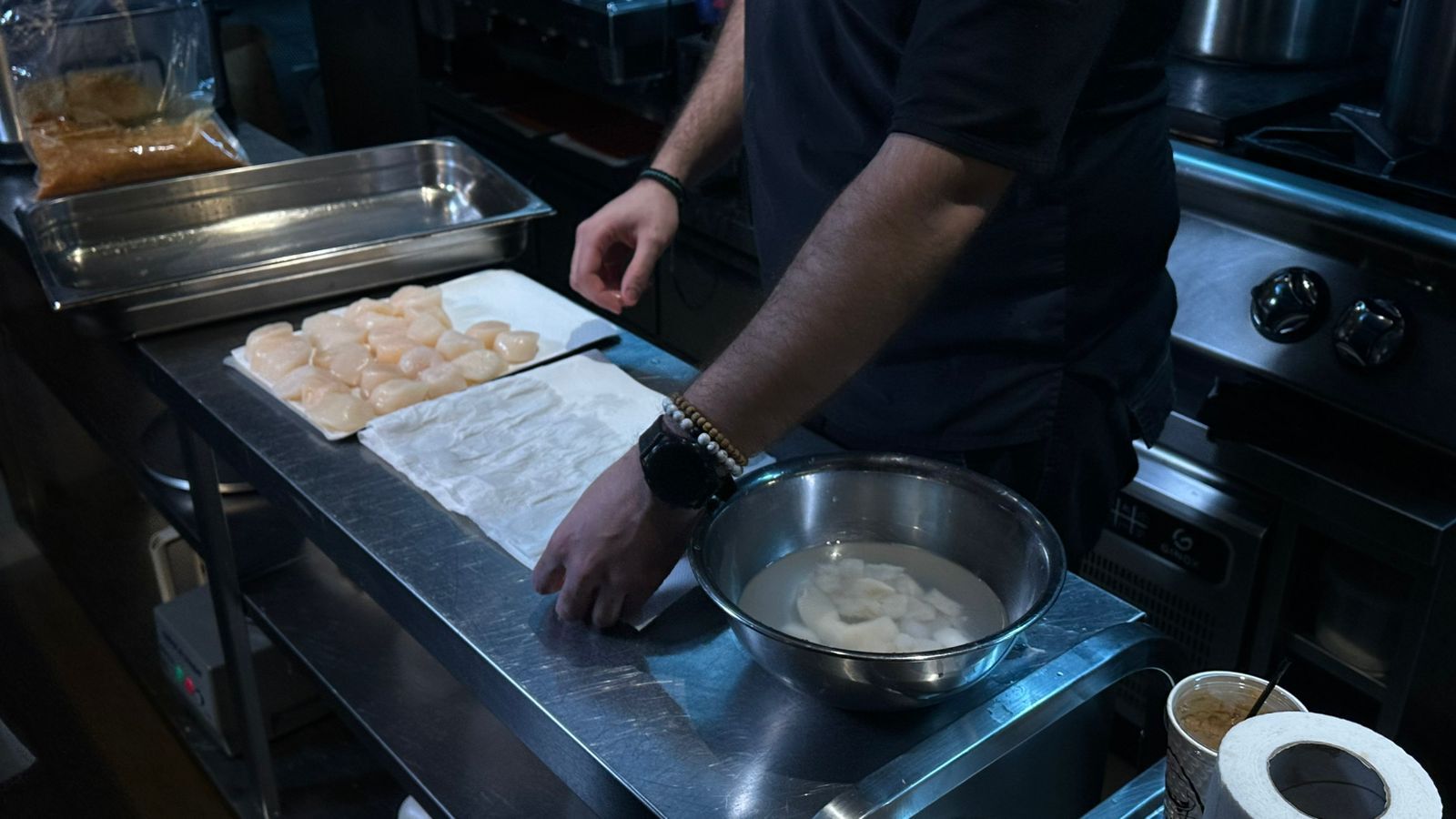 Άνταμ Κοντοβάς: «Ένας από τους ανθρώπους που άλλαξαν για πάντα τον τρόπο που σκέφτομαι τη μαγειρική είναι ο σεφ μου στην Ιρλανδία, Charlie Byrne.»- της Μαρίας Αφράτη