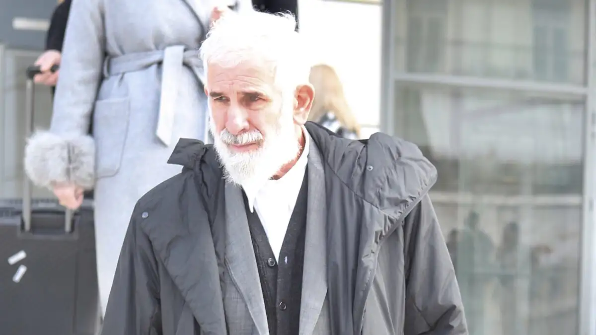 63 Χρόνια Μακριά από τα Φώτα: Τα Γενέθλια του Πέτρου Φιλιππίδη σε Σκιά και Σιωπή