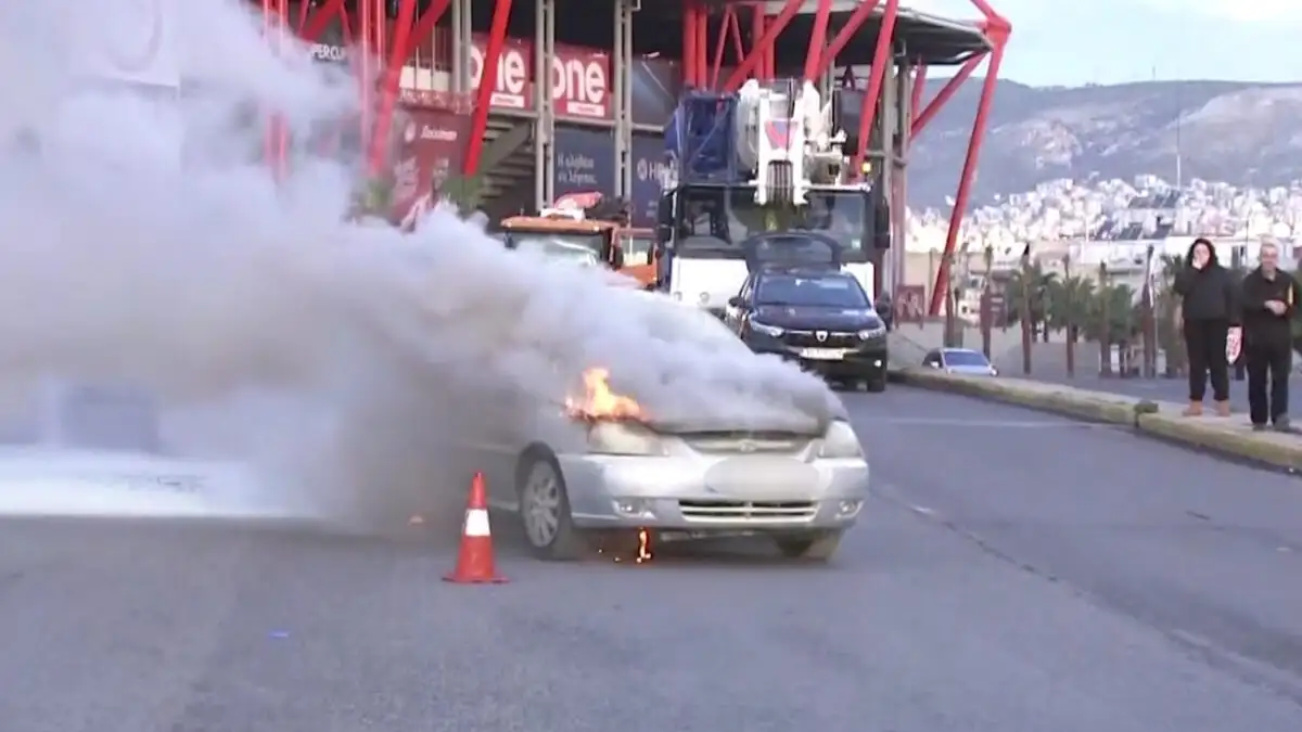 Πειραιάς: Αυτοκίνητο τυλίχθηκε στις φλόγες – Επιβάτες διασώθηκαν την τελευταία στιγμή Πειραιάς: Αυτοκίνητο τυλίχθηκε στις φλόγες – Επιβάτες διασώθηκαν την τελευταία στιγμή