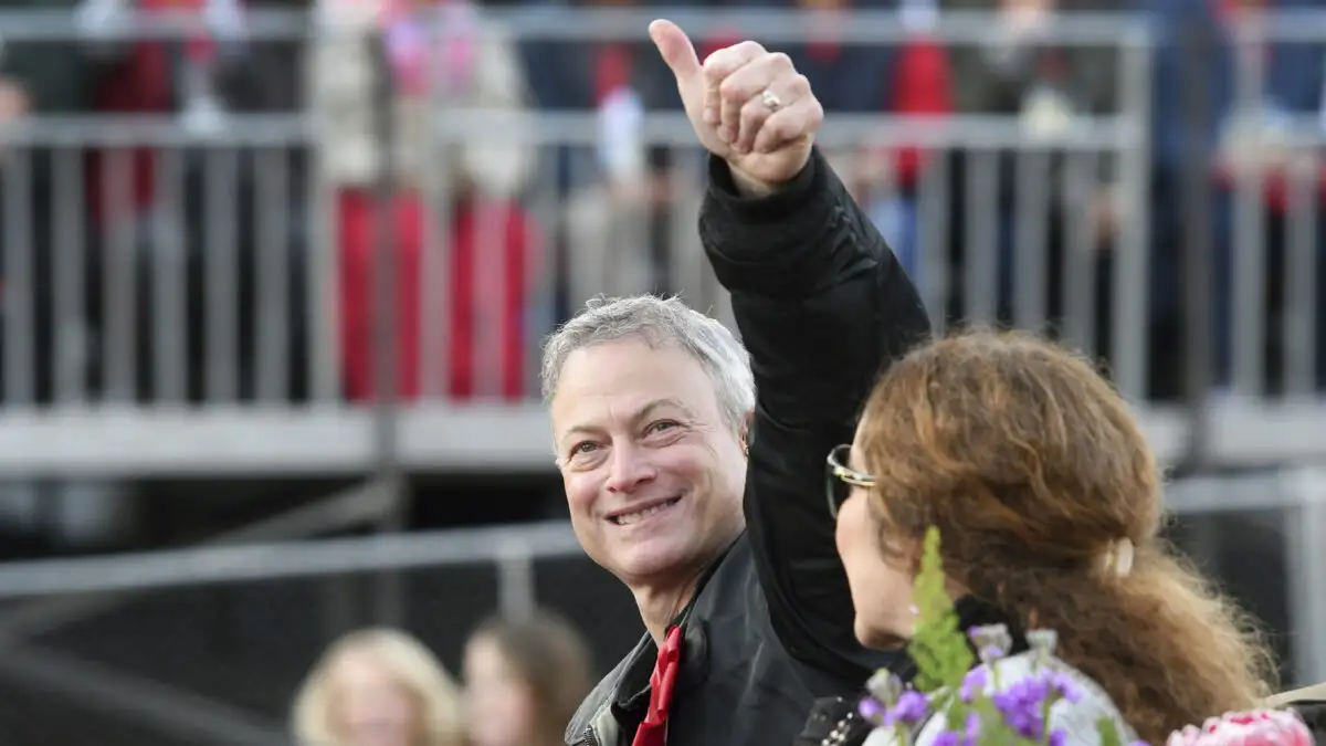 Ο Γκάρι Σινίζ στέλνει πάνω από 1.000 παιδιά στη Disneyland για να στηρίξει τις οικογένειες πεσόντων στρατιωτικών