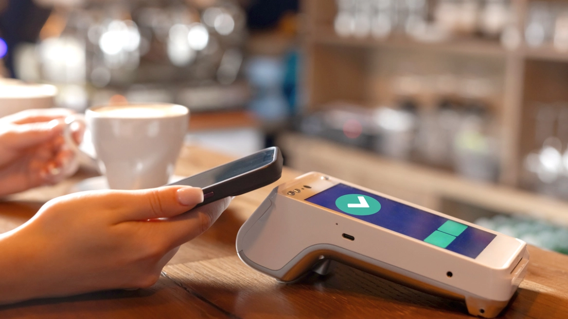 Υποχρεωτικό το IRIS σε όλες τις συναλλαγές από σήμερα – Οι αλλαγές για καταναλωτές και επαγγελματίες