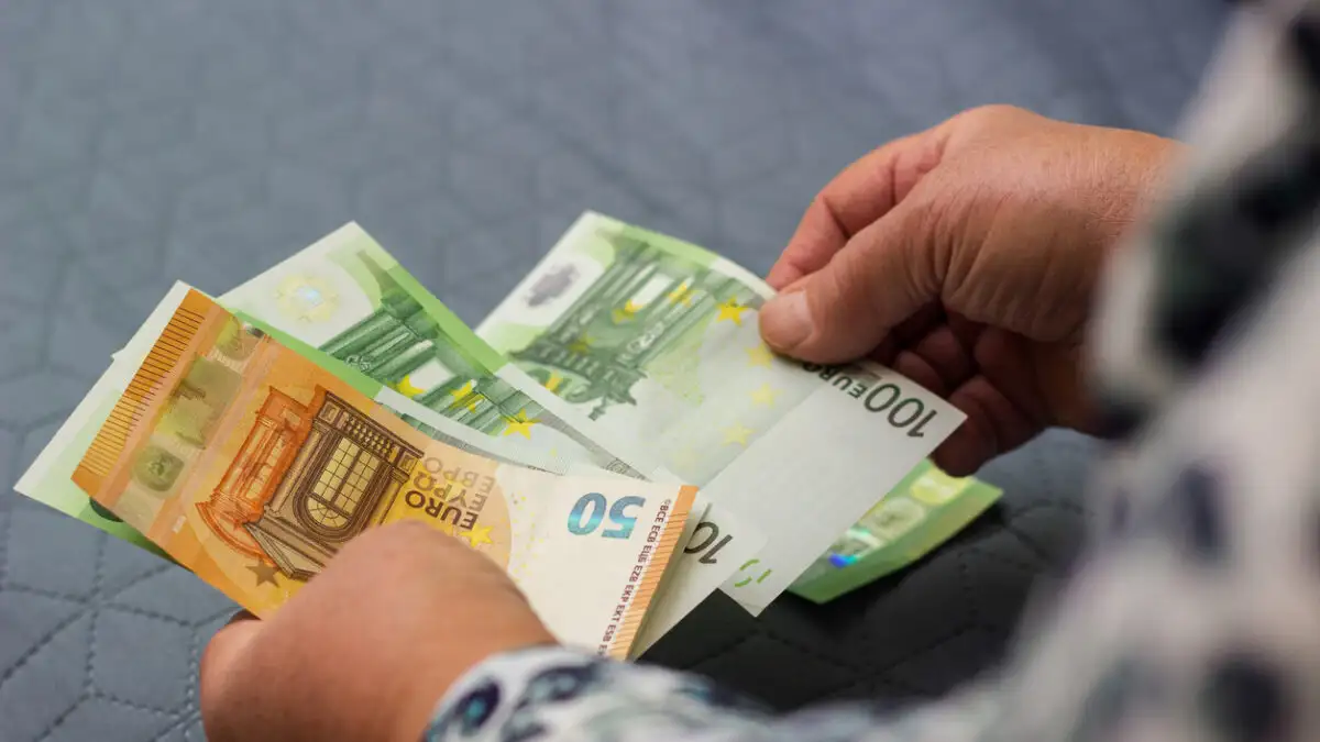 ΟΠΕΚΑ: Πιθανή επίσπευση έως και 10 ημέρες στις χριστουγεννιάτικες πληρωμές επιδομάτων