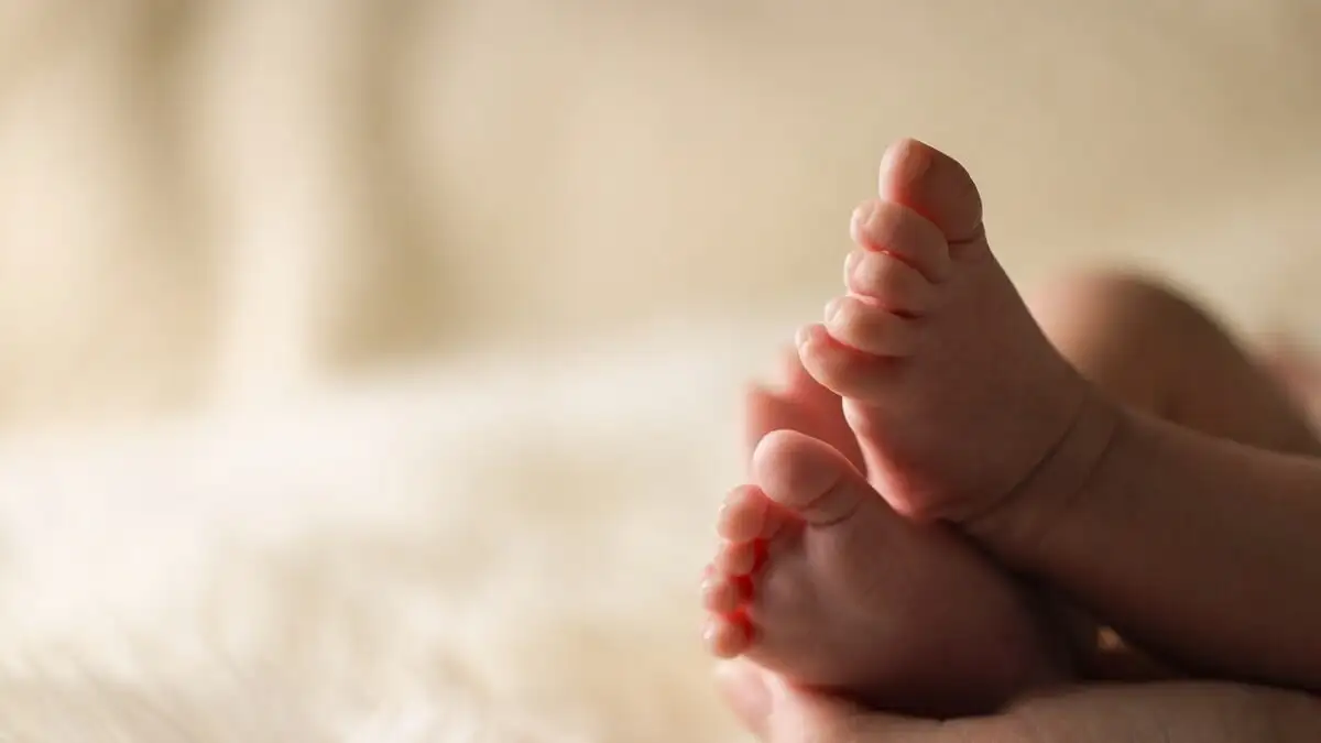 Μάχη για τη Ζωή στο Ηράκλειο: Στη ΜΕΘ Βρέφος που Βρέθηκε σε Βάρκα στο Λιμάνι