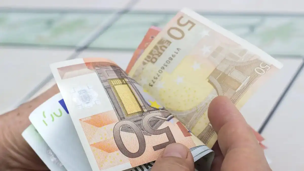 Πιο… γεμάτος ο μισθός: Αυξήσεις στις καθαρές αποδοχές των δημοσίων υπαλλήλων μέσω μειωμένης φορολογίας