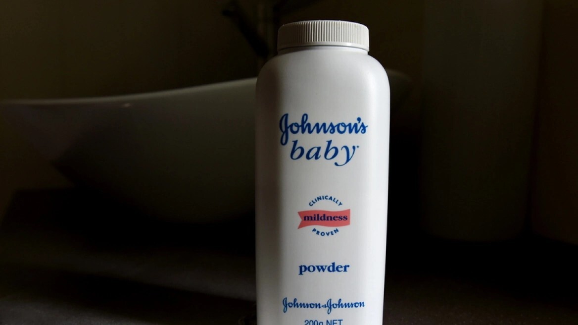 Johnson & Johnson: Κλήθηκε να αποζημιώσει με 1,56 δισ. δολάρια καρκινοπαθή στις ΗΠΑ για ταλκ με αμίαντο