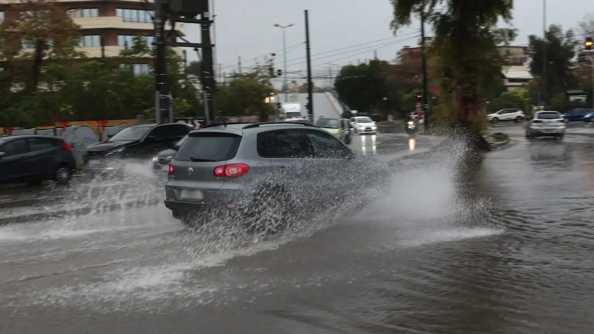 Καιρός: Έντονες βροχές, καταιγίδες και αισθητή πτώση της θερμοκρασίας