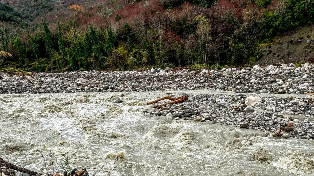 Byron: Χείμαρροι-φονιάδες παρασύρουν αυτοκίνητο στην Άνω Βλυχάδα – Βίντεο ντοκουμέντο