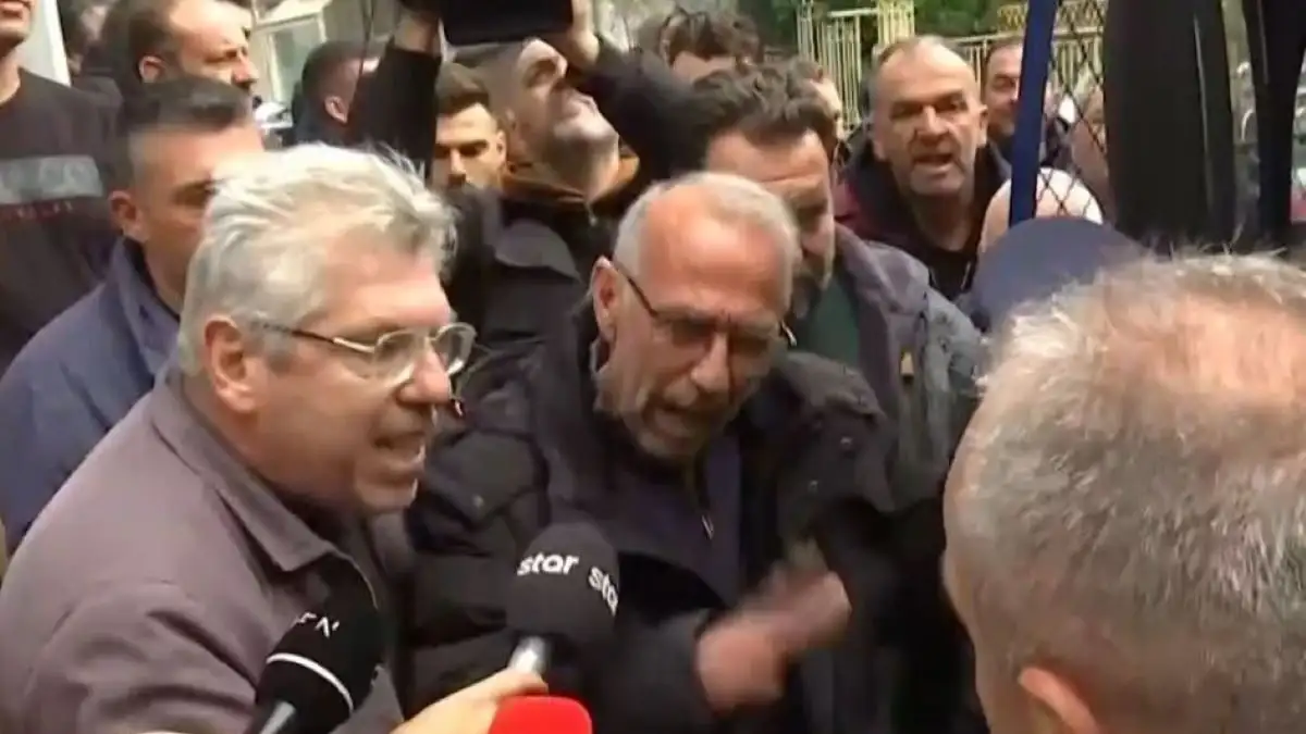 Καρδίτσα: Αγρότες με τρακτέρ συγκεντρώθηκαν έξω από το γραφείο του Κώστα Τσιάρα – Υπήρξε ένταση με αστυνομικούς