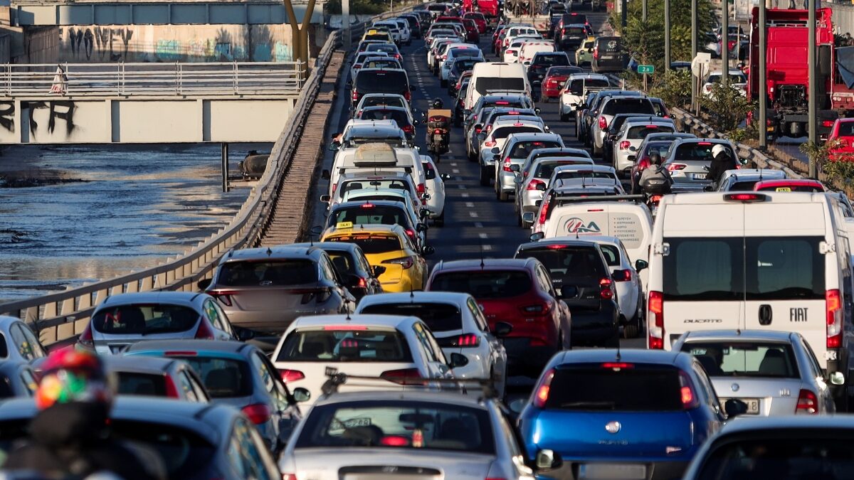 Κυκλοφοριακό κομφούζιο στο λεκανοπέδιο: Μπλοκαρισμένος ο Κηφισός, μεγάλες καθυστερήσεις σε Αθηνών και Κηφισίας