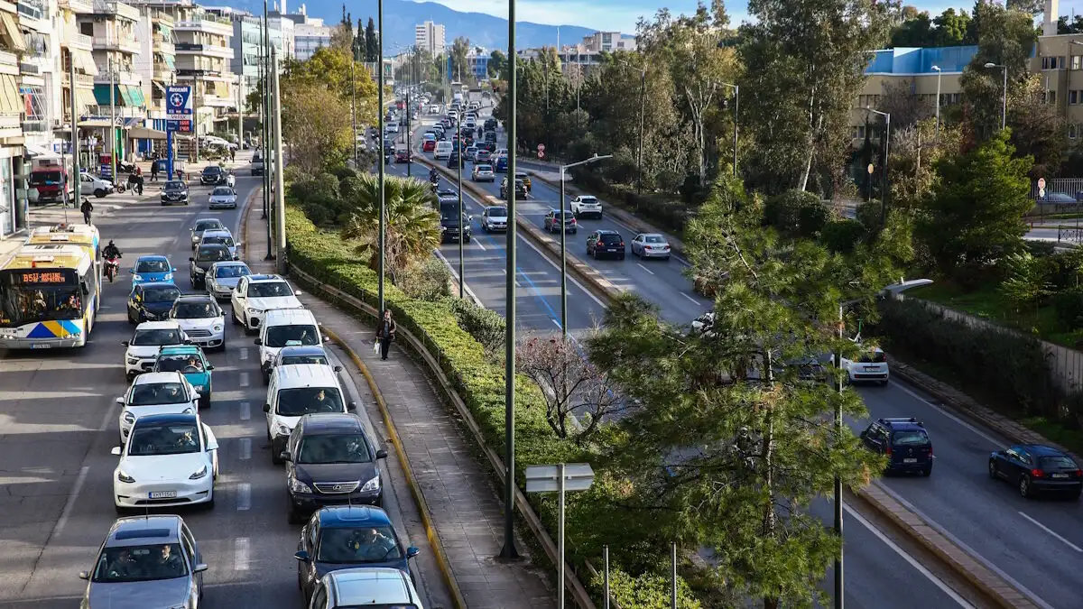 Κυκλοφοριακό κομφούζιο στην Αττική – Σοβαρές καθυστερήσεις σε βασικούς οδικούς άξονες