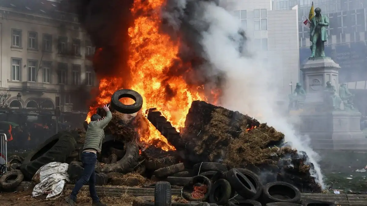 Ένταση στις Βρυξέλλες κατά τη διαμαρτυρία αγροτών: Συγκρούσεις με την αστυνομία έξω από το Ευρωπαϊκό Κοινοβούλιο