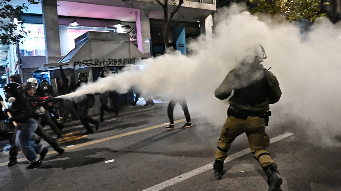 Ένταση και επεισόδια στο κέντρο της Αθήνας κατά τη διάρκεια της πορείας για τον Γρηγορόπουλο