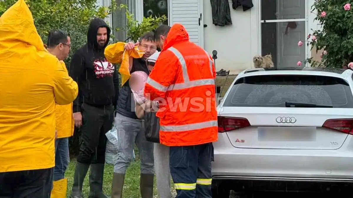 Κακοκαιρία “Byron”: Θεαματική διάσωση μητέρας και βρέφους από πλημμυρισμένο σημείο στη Μάνδρα