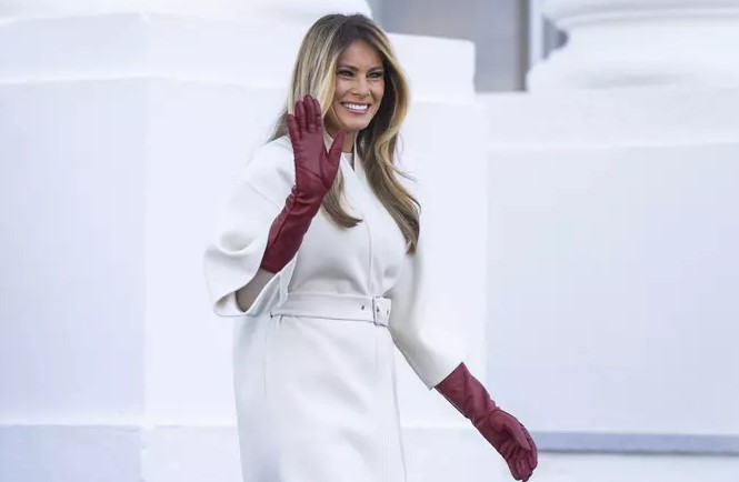 Μελάνια Τραμπ: Γιορτινή Λάμψη στον Λευκό Οίκο για το 2025