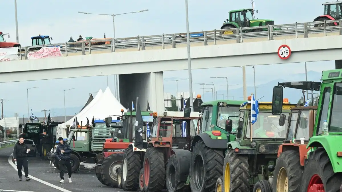 Κλιμακώνουν οι αγρότες: Μπλόκα σε κεντρικούς δρόμους, κλείνουν παράδρομους και σχεδιάζουν δράσεις σε λιμάνια Κλιμακώνουν οι αγρότες: Μπλόκα σε κεντρικούς δρόμους, κλείνουν παράδρομους και σχεδιάζουν δράσεις σε λιμάνια