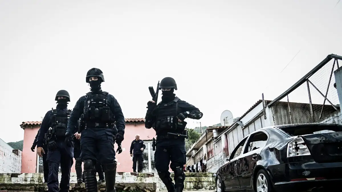 Καλύβια: Συνελήφθη παλιός γνώριμος των Αρχών – Καλάσνικοφ και μπιτόνια βενζίνης στο αυτοκίνητό του