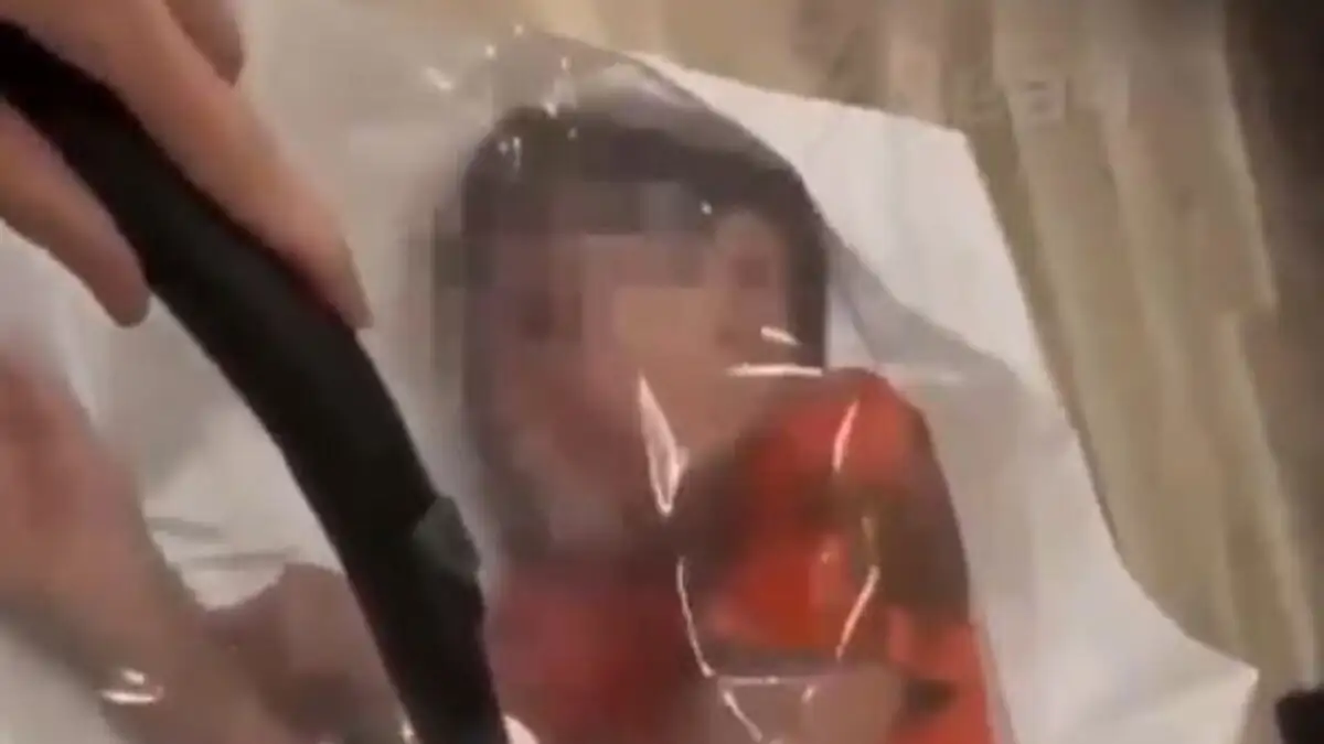 Ρωσία: Αντιδράσεις για influencer που τοποθέτησε τον γιο της σε σακούλα κατά τη διάρκεια βίντεο