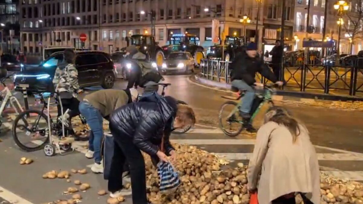 Βρυξέλλες: Απομακρύνονται οι πατάτες από τους δρόμους μετά τις αγροτικές κινητοποιήσεις